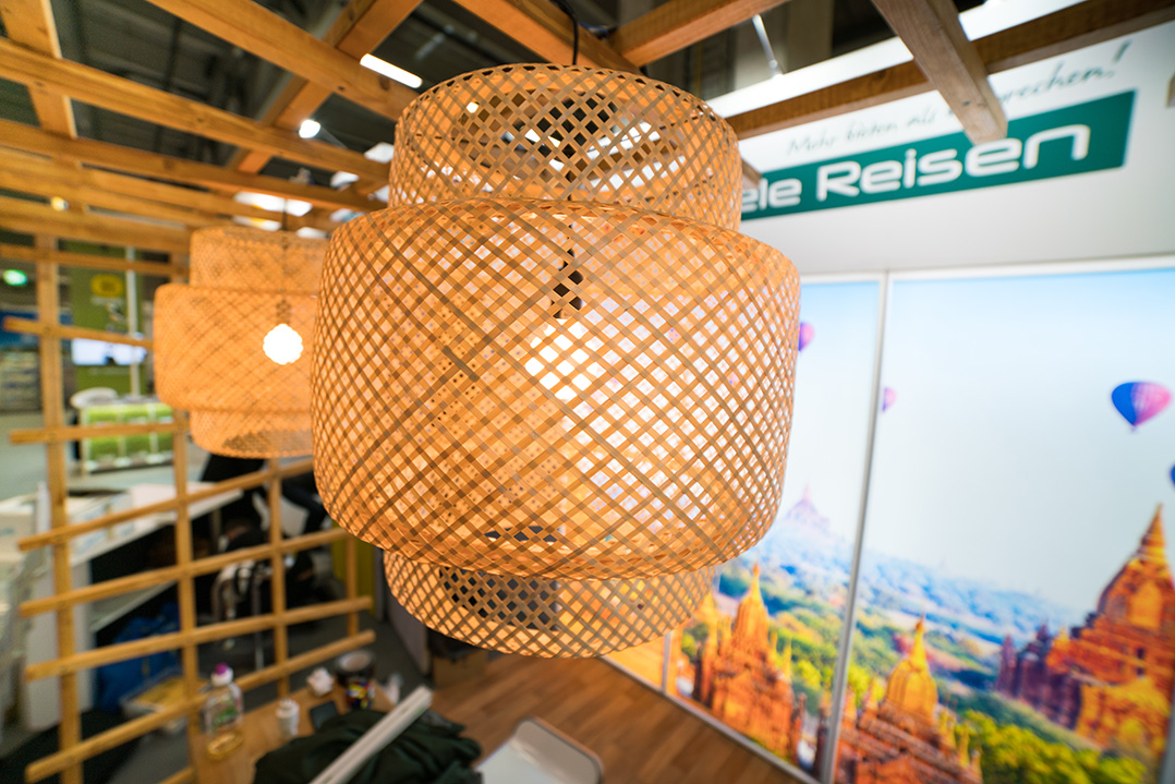 Die zum modularen Messestand kombinierten Lampen von Vögele Reisen an der Ferienmesse in Bern.
